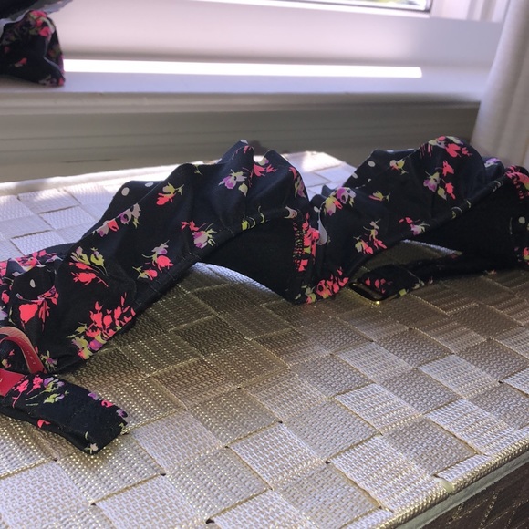 Victoria’s Secret ruffled and cheeky bikini - Picture 3 of 7